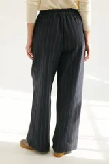 Pantalón de lino azul con finas rayas verticales color beige, corte palazzo y cintura alta.