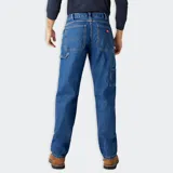 Pantalón de jean azul de corte recto, con bolsillos laterales y traseros.