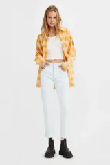 Pantalón jean celeste claro, corte recto, tiro alto y largo cropped con terminación desflecada.