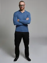 Sweater azul de tejido de punto acanalado, con cuello polo y mangas largas.