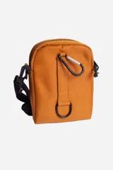 Bandolera verde militar con correa negra ajustable.