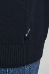 Sweater de punto color azul marino, con ajuste clásico, cuello alto y medio cierre.