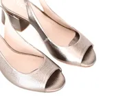 Zapato de cuero color peltre con punta abierta, taco cuadrado y tira trasera con hebilla.