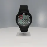 Reloj digital Marea con caja de plástico negra y detalles en rojo, pantalla LCD, correa de silicona negra y resistencia al agua de 10 ATM.
