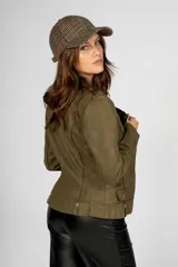 Chaqueta corta color verde militar, con cierre lateral, cuello solapa y detalles de charreteras en los hombros.
