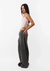 Corset negro de breteles finos y copas preformadas, con cierre frontal de ganchos y ballenas.