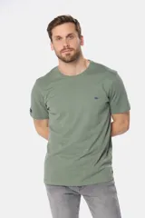 Remera celeste de manga corta con cuello redondo y bordado pequeño en el pecho. Corte clásico.