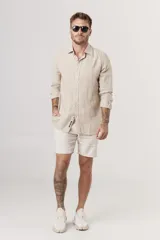 Camisa de corte regular color beige, con botones y mangas largas.