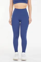 Calza deportiva larga azul con bolsillos laterales y corte ajustado.