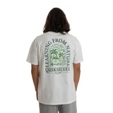 Remera blanca de manga corta con cuello redondo y logo bordado de Quiksilver en el pecho.