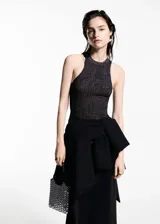 Top negro de tejido de punto fino con lúrex, cuello halter y diseño entallado.