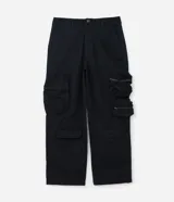 Pantalón cargo super baggy negro de sarga de algodón sostenible, con cintura con trabillas, cierre tradicional y bolsillos cargo con cierre de cremallera.