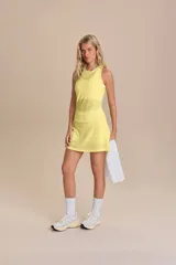 Pollera deportiva blanca con short interior incorporado.