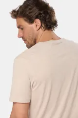 Remera celeste de manga corta con cuello redondo y bordado pequeño en el pecho. Corte clásico.