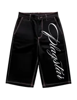 Bermuda negra de gabardina pesada con costuras rojas y estampado lateral blanco con el texto "Plagstar".