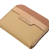 Billetera pequeña de cuero sintético color beige con detalles en marrón. Tiene cierre de cremallera y el logo de Rip Curl grabado en el frente.