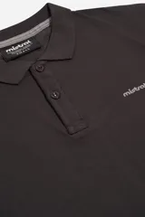Chomba negra de piqué con cuello clásico y tapeta de dos botones. Logo de la marca bordado en el pecho.
