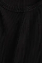 Musculosa corta de punto acanalado de algodón, color negro, con cuello redondo y sisas con ribete fino.