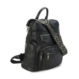 Mochila negra de símil cuero con apertura superior y tres bolsillos frontales con cierres metálicos. Incluye bolsillos laterales y tres bolsillos internos. Tiene correa larga de galón regulable para usar como bandolera y correas para colgar en la espalda.