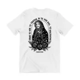 Remera blanca de algodón con estampa en la espalda de una imagen de Mirtha Legrand como virgen con rosas y texto curvo.