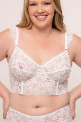 Corset corto blanco de puntilla elastizada con aro, breteles regulables con detalle de puntilla y espalda entera.