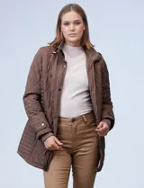 Campera capitoneada marrón de la marca Weatherproof, con aberturas de cierre y bolsillos verticales.