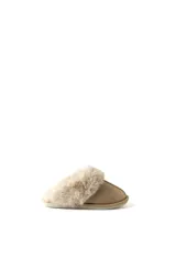 Pantuflas color beige con base de goma y borde superior de peluche.