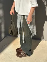 Zueco marrón de cuero con hebilla metálica ajustable, plantilla de cuero y suela de goma.