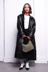 Bolso negro de nylon con textura sutil y manija fruncida.