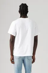 Remera blanca de corte recto con cuello redondo y estampado frontal de dos jinetes cabalgando en un paisaje desértico.