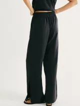 Calza negra de corte recto con cintura elástica y bolsillos laterales.