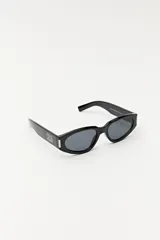 Lentes de sol negros con forma ovalada y patillas gruesas.