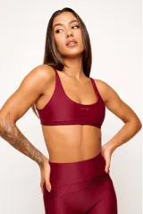 Top deportivo color bordó con textura tipo colmena, tirantes finos y espalda descubierta.