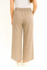 Pantalón ancho de lino color verde oliva, con cintura alta elastizada y cordón ajustable.