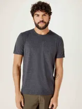 Remera negra de manga corta con corte ajustado.