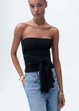 Top bandeau negro de punto fino con detalle de nudo en la cintura.