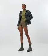 Short color verde militar confeccionado en sarga de algodón y elastano, con cintura alta y bolsillos laterales.