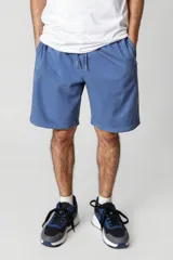 Short de algodón color azul con bolsillos laterales y cintura elástica ajustable con cordón.