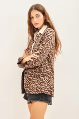 Saco de poliéster con estampado animal print y calce recto. Forro de poliéster y viscosa.