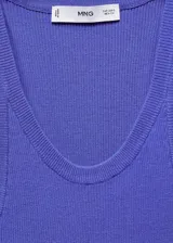 Musculosa azul de punto canalé con cuello redondo y tirantes finos.