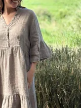 Vestido corto azul eléctrico de lino, con cuello mao, escote con botones de nácar y mangas 3/4 con volados.