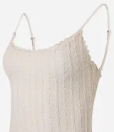 Vestido largo midi de encaje color crudo, con breteles finos ajustables y espalda escotada.