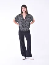 Blusa color negro con escote en V y mangas cortas.