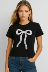 Remera negra de algodón con cuello redondo y estampado de un lazo blanco con estampado floral.