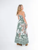 Vestido largo con estampado de hojas, breteles finos regulables y corte imperio.