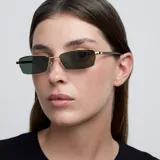 Lentes de sol rectangulares con montura dorada de acero inoxidable y patillas de acetato. Lentes de nylon color verde con protección UV400.