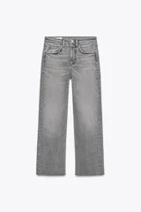 Pantalón de jean gris de tiro alto, corte cropped flare y cinco bolsillos.