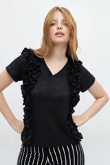 Remera color amarillo con escote en V y volantes laterales.