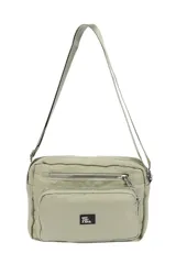 Bandolera color verde militar con correa ajustable y múltiples bolsillos con cierre.