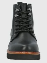 Bota corta de mujer color negro, estilo militar o acordonado, con caña media y elástico en el tobillo. Presenta suela track gruesa con plataforma y un ribete marrón contrastante entre la capellada y la suela.